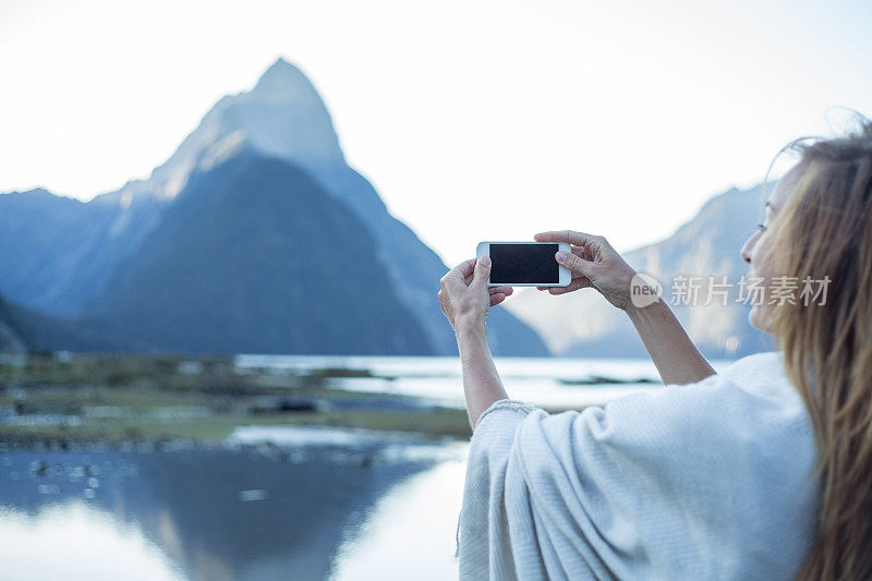 年轻的女性拍摄Mitre peak/Milford sound，新西兰